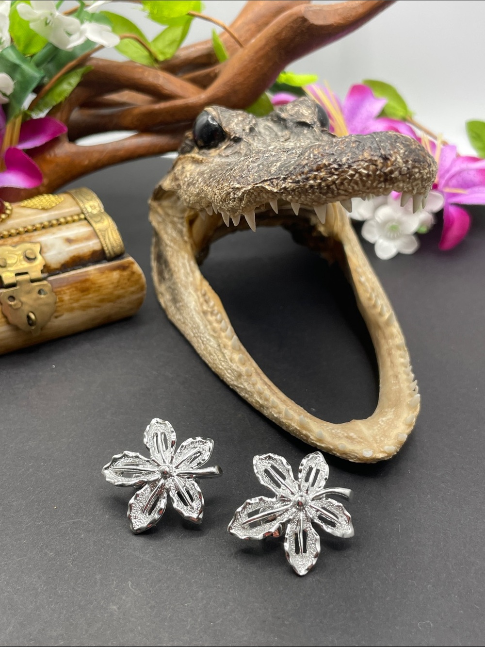 Sarah Coventry leaf clip earrings vintage